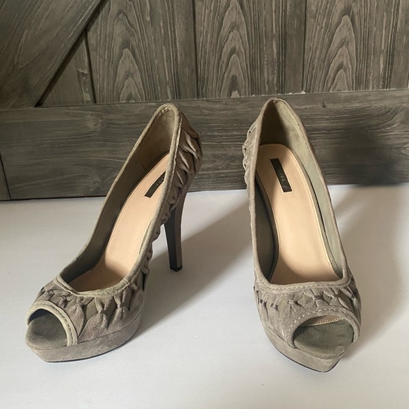 Grey suede Zara peep toe pump with allover bow detail, NWOT, sz 40 - Picture 10 of 10